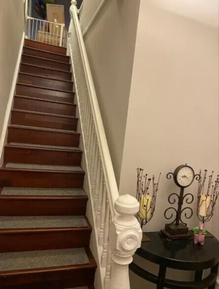 Building Photo - 229 David St