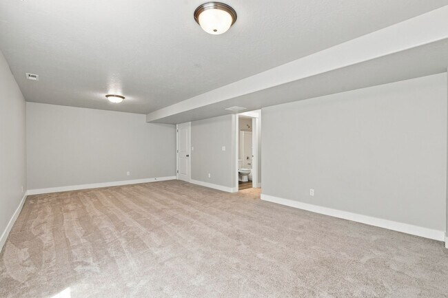 Building Photo - Great 3 Bed 3.5 Bath Townhome in Bluffdale!!