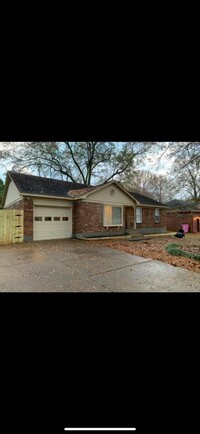 Building Photo - 8590 Southaven Cir W