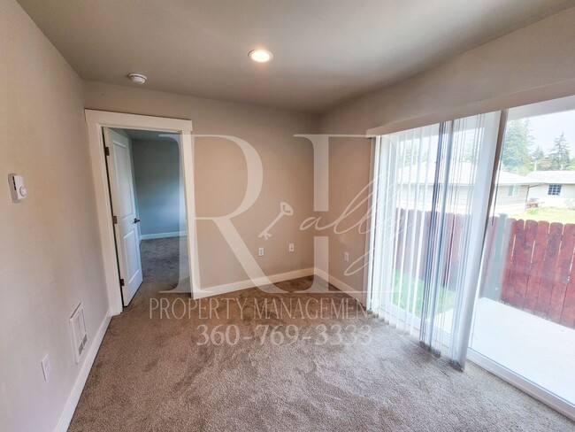 Building Photo - Modern, Spacious, & Conveniently Located H...