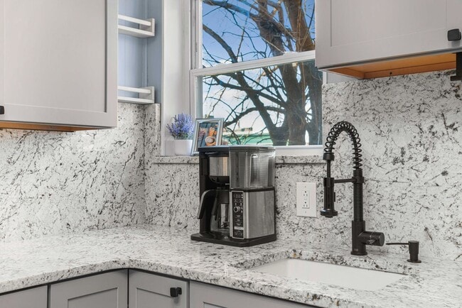 Building Photo - Fully Furnished 3 Bedroom Townhome in Central Lawrenceville