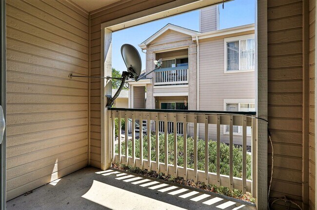 Building Photo - Immaculate Updated 2-Bedroom, 2-Bath Ground-Level Condo in Broomfield  - Miramonte Ranch