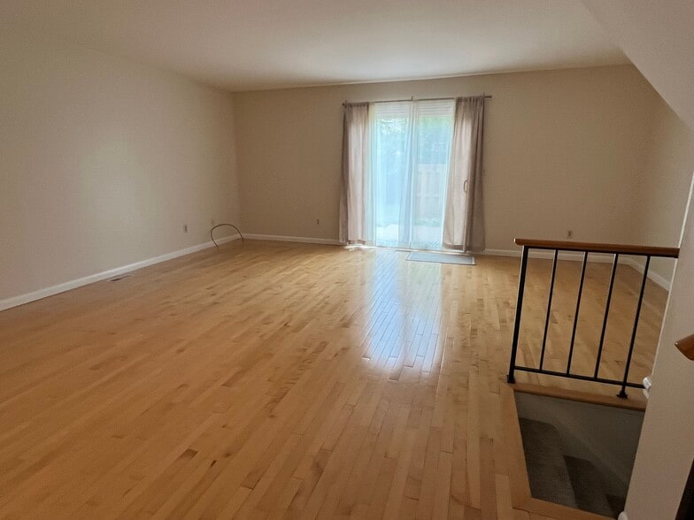 Building Photo - 3010 Bolgos Cir