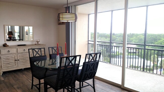 Building Photo - Seasonal Short-Term 2-Bedroom 2-Bathroom Condo located on Venice Island!