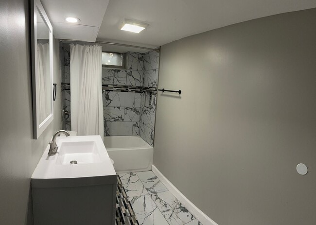 Building Photo - Beautifully Renovated, Modern 3 bedroom 2....