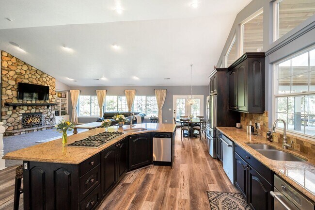Building Photo - Immaculate Home for rent in gated cul-de-sac!