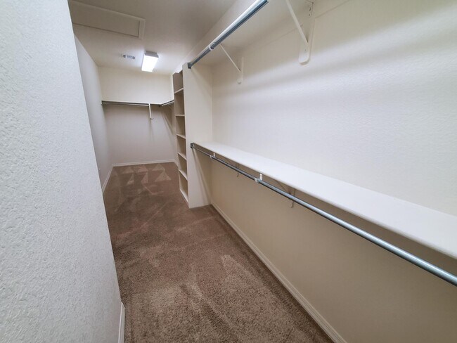 Building Photo - 4211 E Wading Pond Dr