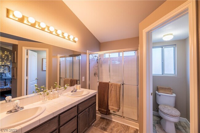 Building Photo - 131 E Tamarack Dr