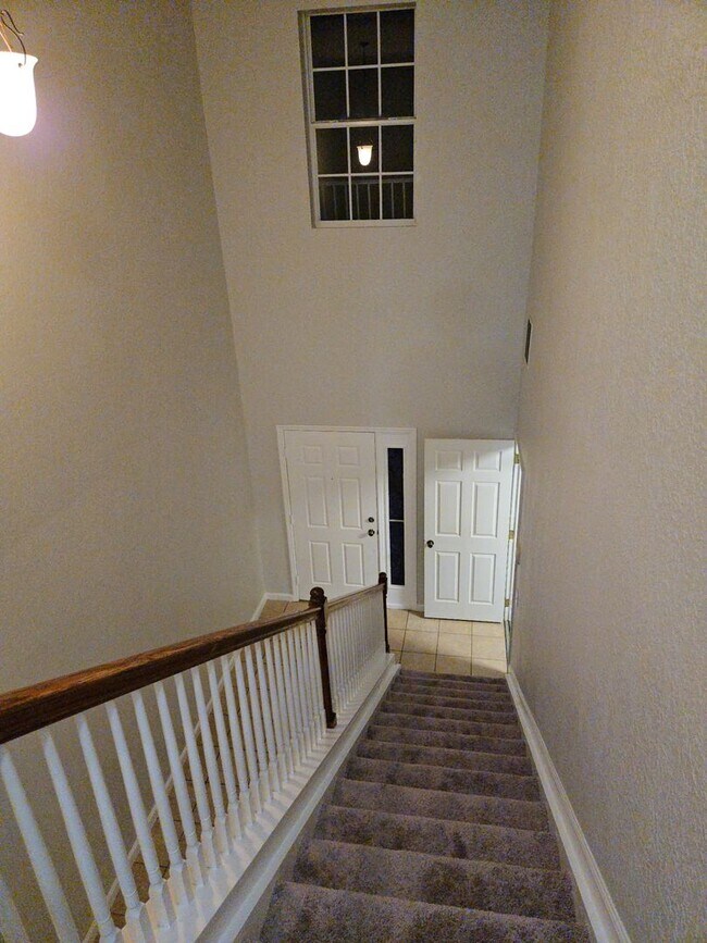 Building Photo - Spacious 3 bedroom, 2.5 bath townhouse in ...