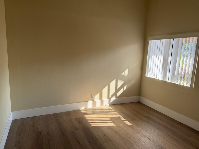 Building Photo - 1760 Temple Ave