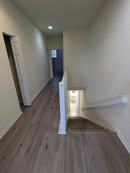 Building Photo - 221 Greenwich Cir