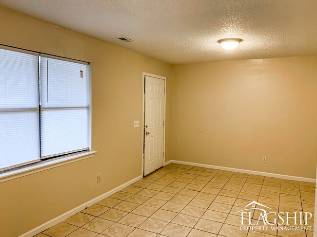 Building Photo - Two Bedroom Greenville Apartment