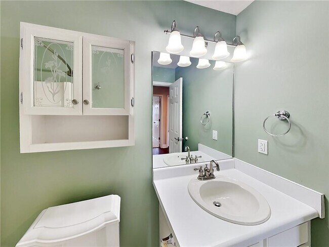 Building Photo - 17 Derby Way NE