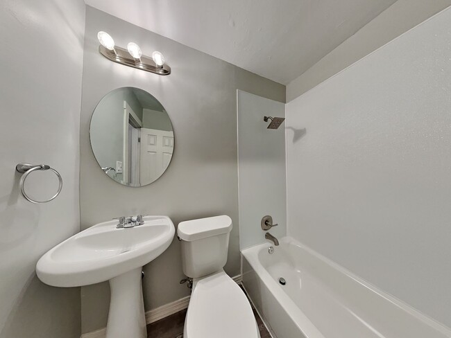 Building Photo - Charming 3 Bed Home with Fenced Yard in Tampa, FL