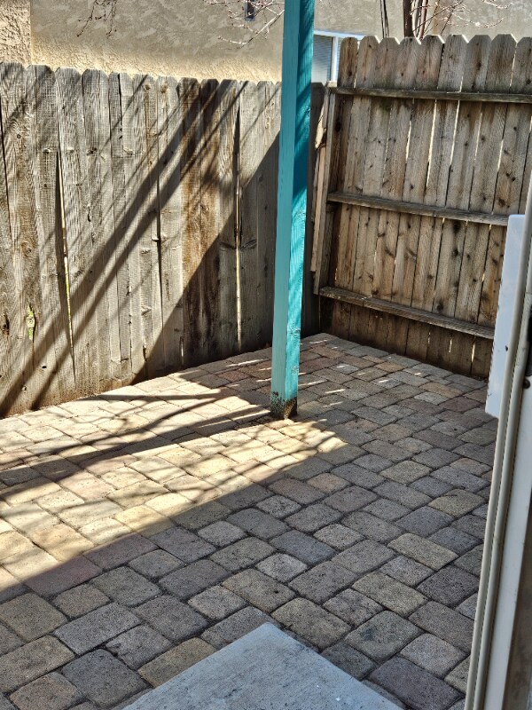 Building Photo - 1022 E 5th St