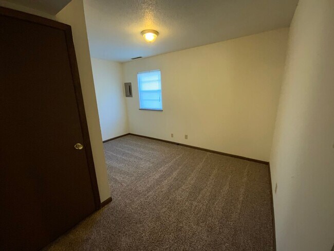 Building Photo - 560 NE Park Ln
