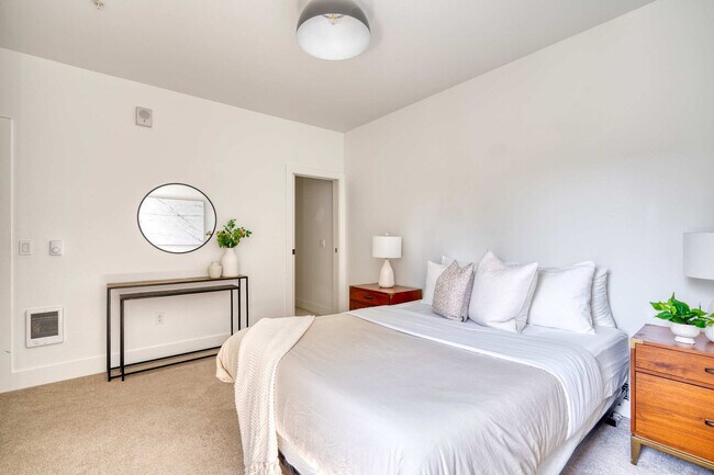 Building Photo - 4980 N Vancouver Ave