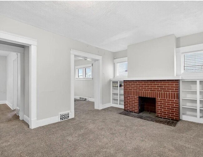 Building Photo - Spacious 5-bedroom, 2-bath single-family home