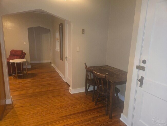 Building Photo - 515 N Barcelona St