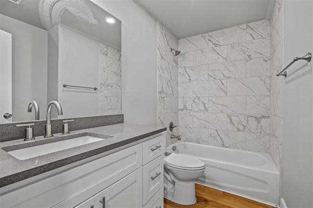 Building Photo - 5016 Villas Dr