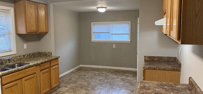 Building Photo - 107 N Second 4BR/2BA (Trenton)