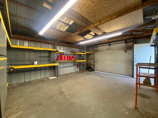 Building Photo - 2/1 plus bonus room in Holly Hill