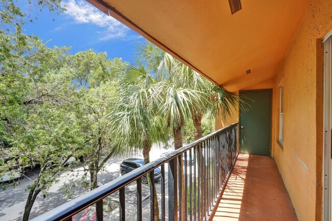 Building Photo - Renovated and Updated 2 Bed, 2 Bath Condo ...