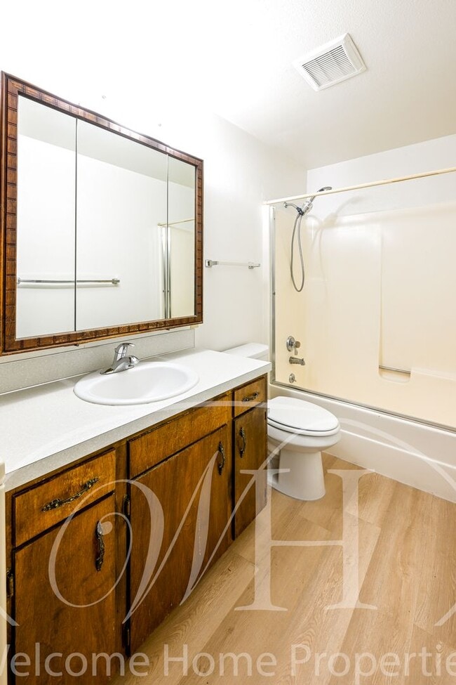 Building Photo - Great 2 Bedroom Condo with Storage and Out...