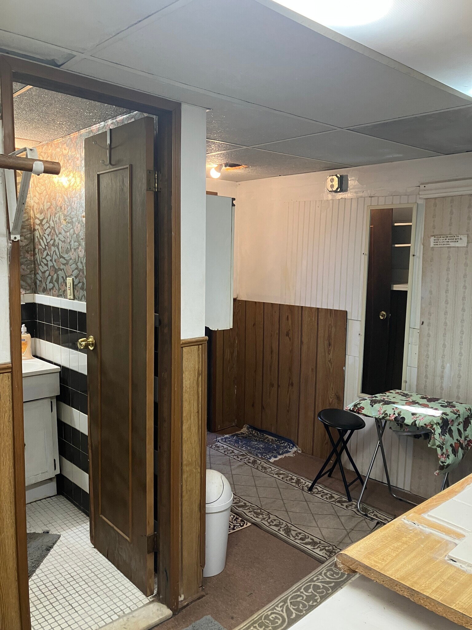 Efficiency, kitchenette Table in kitch - 764 Lenore Ln