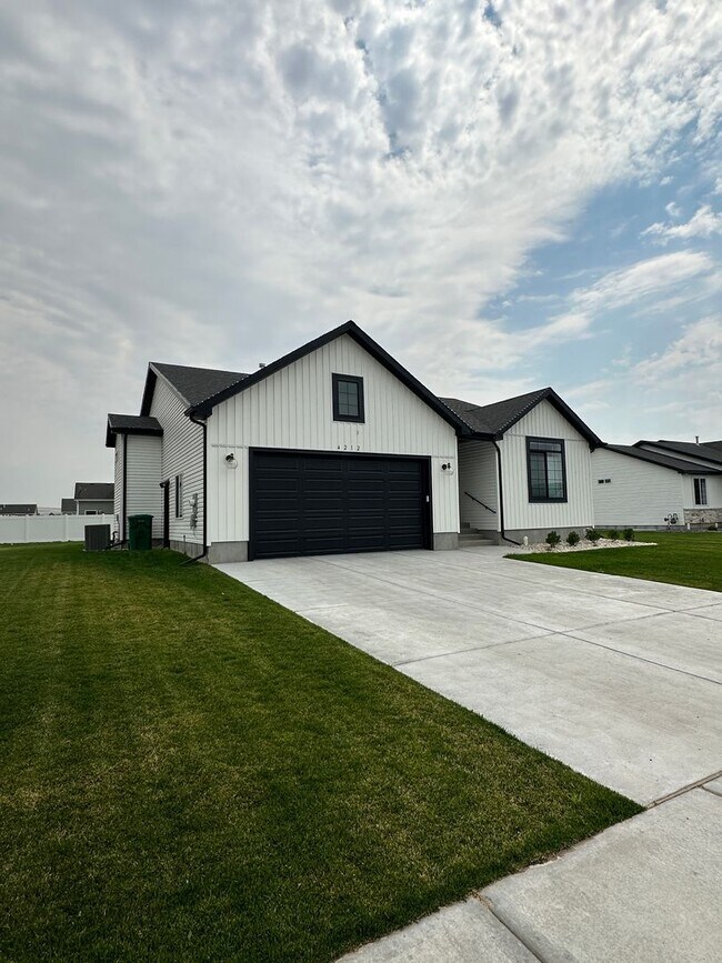 Building Photo - **LEASE TAKEOVER** PLEASE CONTACT CURRENT TENANT: JOEL @ 801-580-1448 - NO DEPOSIT NEEDED, CURREN...