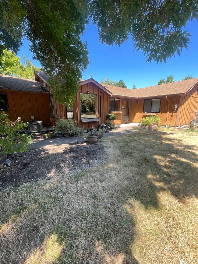 Building Photo - 3 Bedroom Home on Large Corner Lot!