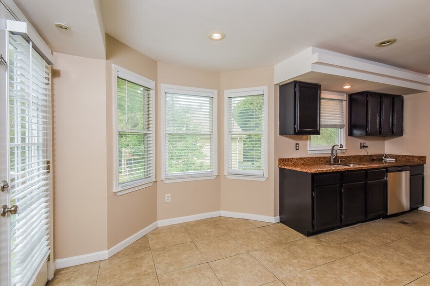 Building Photo - 134 Oak Landing Dr S