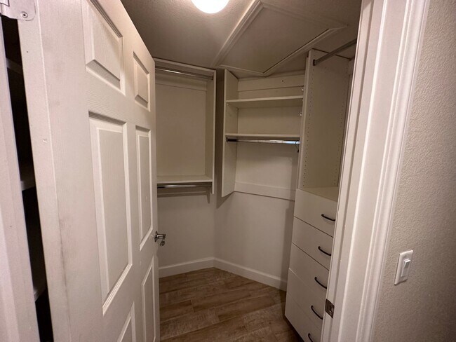 Building Photo - Guard gated Park Ave Condo