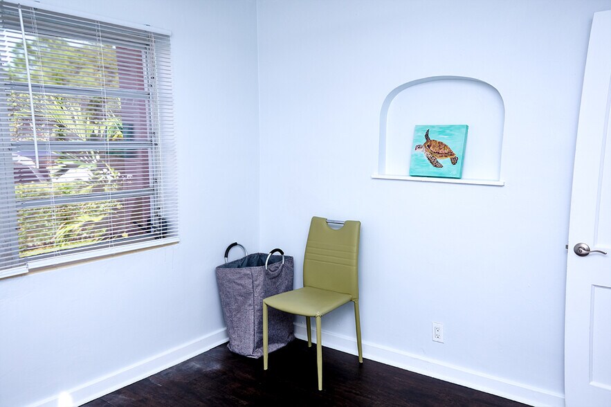 Cute niche! Turtle not included. - 126 S E St