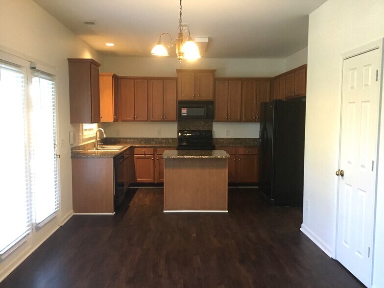 Building Photo - 4544 Fairport Ct