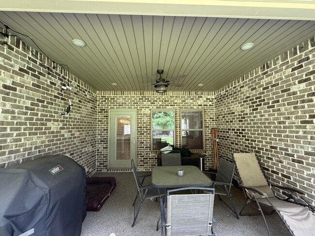 Building Photo - 1002 Gloria Ave