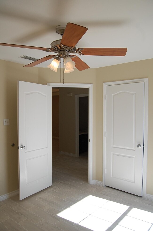 Building Photo - 1007 Warren Ave