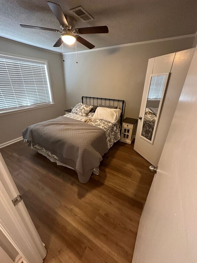 Building Photo - Duplex down town prattville