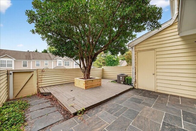 Building Photo - 1371 Le Parc Terrace