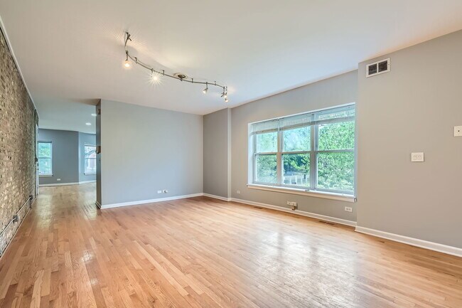 Building Photo - 4736 S St Lawrence Ave