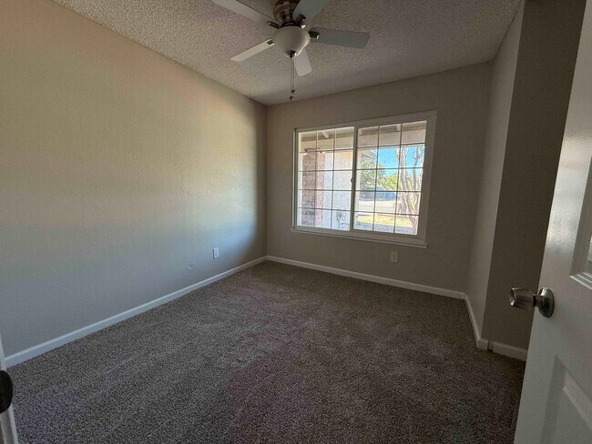 Building Photo - Single Story 4 Bedroom