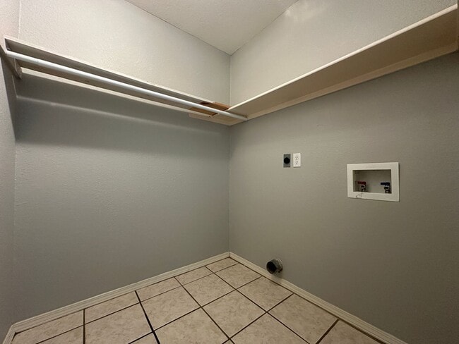 Building Photo - 609 Apple Valley Dr