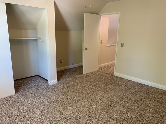 Building Photo - Great home near Shopping Centers!