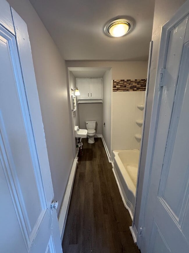 Building Photo - 727-729 W 4th St