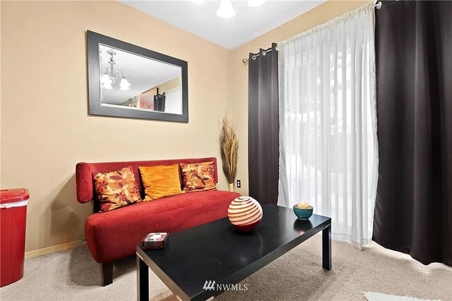 Building Photo - 3bed/2.5 bath home available NOW! Pet frie...