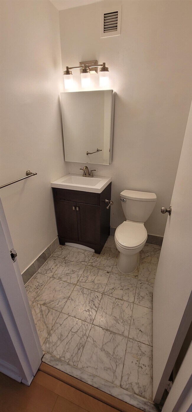 Building Photo - 45 River Dr S