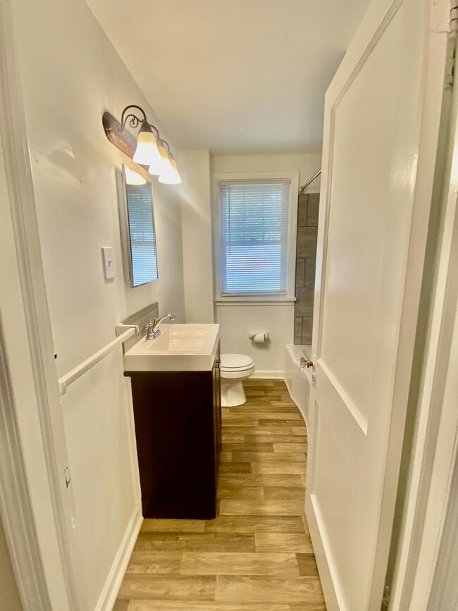 Building Photo - SPACIOUS 4 BED/2 BATH HOUSE-Luxury Vinyl F...