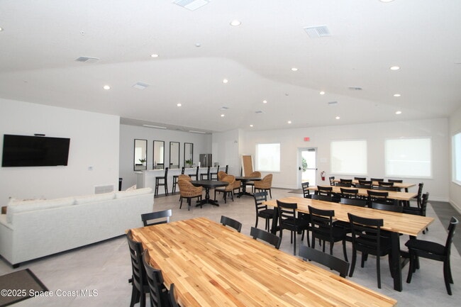 Building Photo - 1465 S Harbor City Blvd