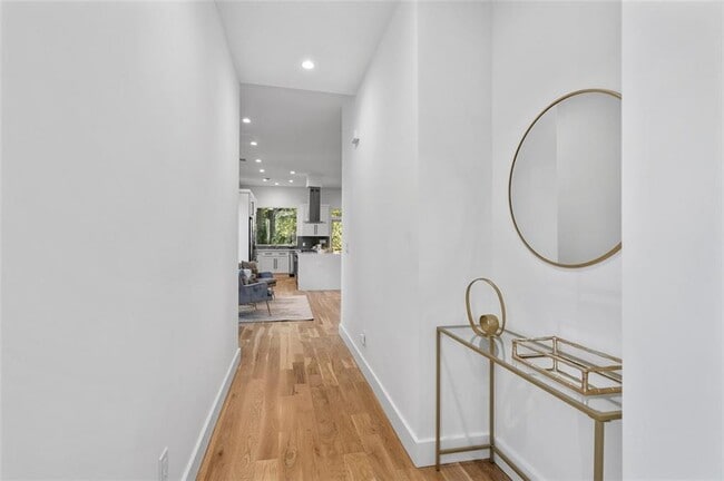 Building Photo - 147 Hutchinson St NE