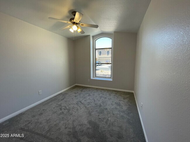 Building Photo - 841 E Lovegrass Dr